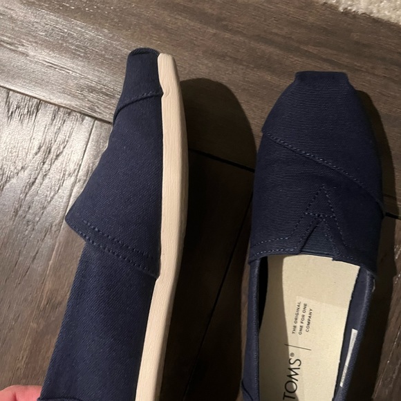 TOMS - Picture 3 of 11